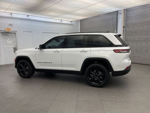 New 2025 Jeep Grand Cherokee Limited w/ Luxury Tech Group II image 8