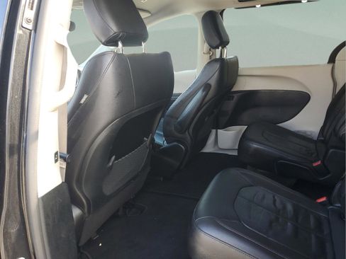 Used 2019 Chrysler Pacifica Touring-L image 9