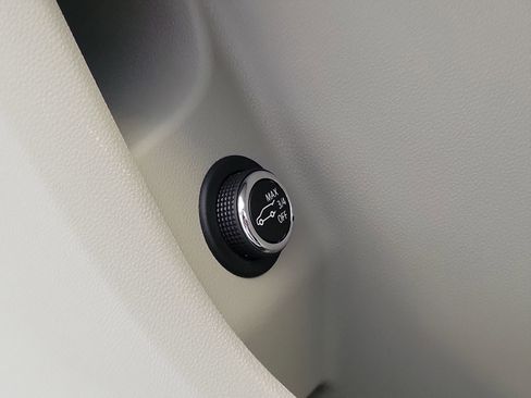 Used 2022 Cadillac XT4 Luxury w/ Driver Awareness Package FWD image 18
