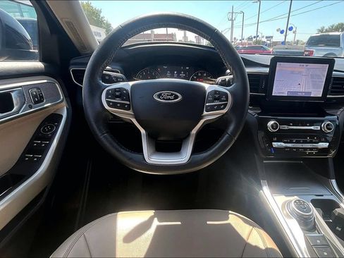 Used 2021 Ford Explorer Limited w/ Equipment Group 301A AWD/4WD image 7