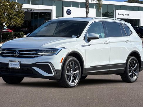 Used 2022 Volkswagen Tiguan SE w/ Panoramic Sunroof Package image 8