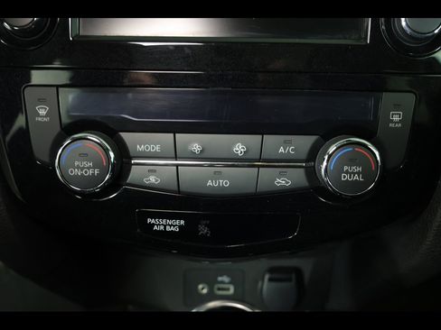 Used 2018 Nissan Rogue SL image 29