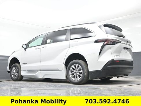 Used 2026 Toyota Sienna XLE FWD image 10