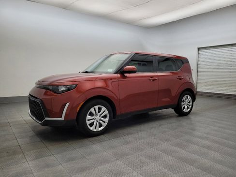 Used 2023 Kia Soul LX image 2