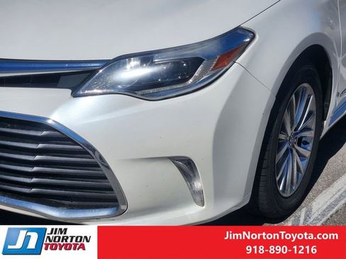 Used 2018 Toyota Avalon Limited image 11