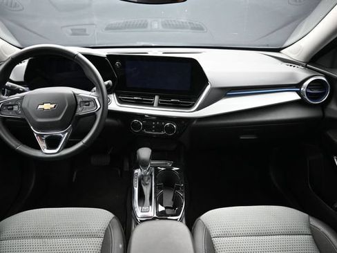 Used 2025 Chevrolet Trax LT w/ LT Convenience Package FWD image 16