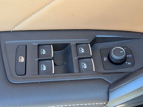 Used 2022 Volkswagen Tiguan SE image 13