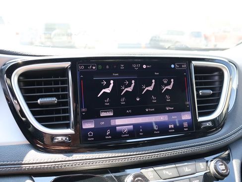 Used 2025 Chrysler Pacifica Limited FWD image 36