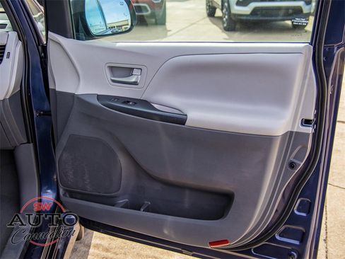 Used 2020 Toyota Sienna LE image 18