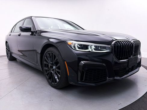 Used 2022 BMW 750i xDrive w/ Luxury Rear Seating Package image 14