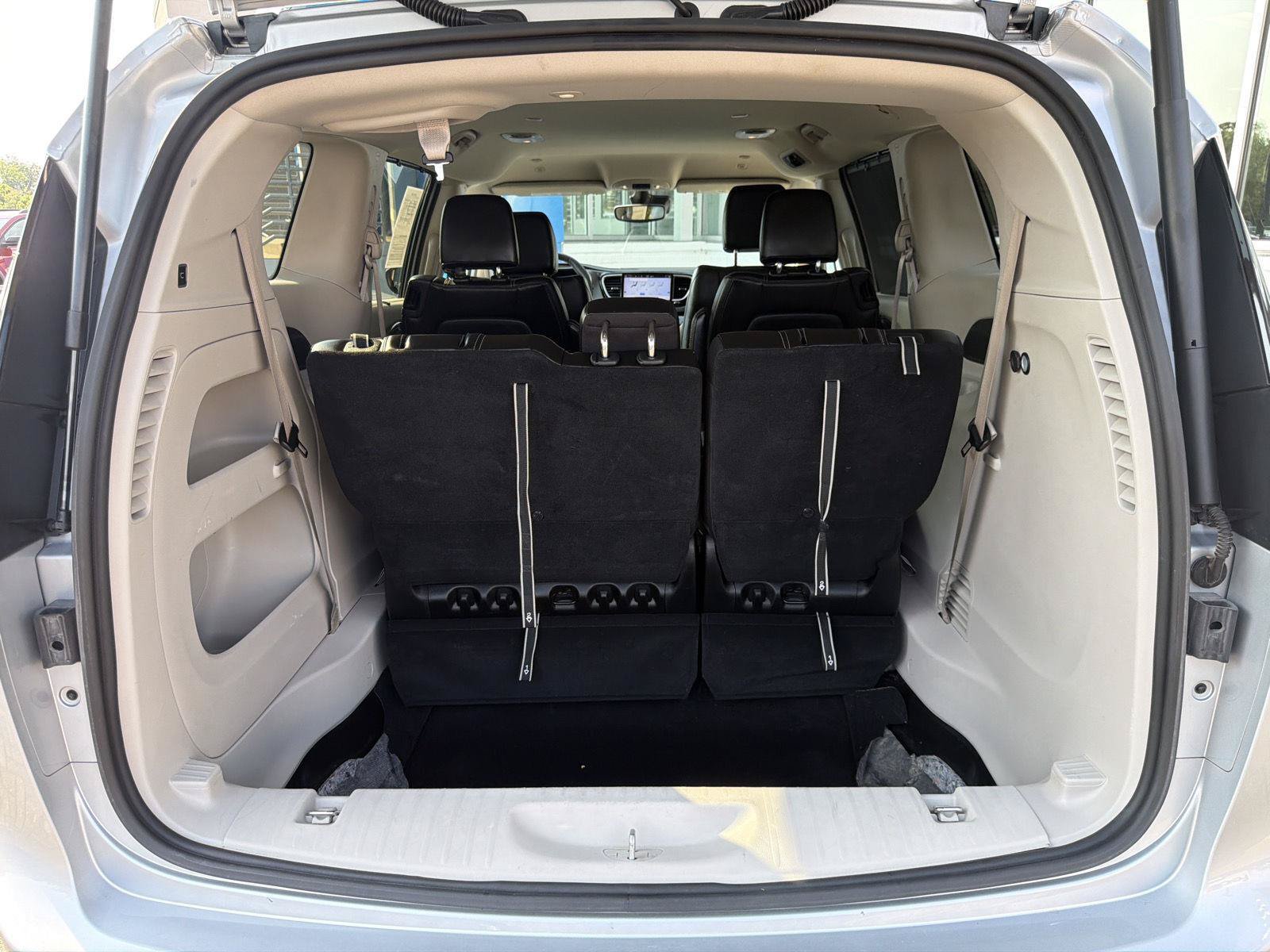 Used 2023 Chrysler Pacifica Touring-L FWD image 44