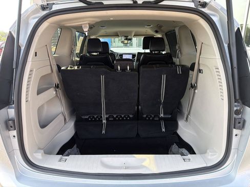 Used 2023 Chrysler Pacifica Touring-L FWD image 44
