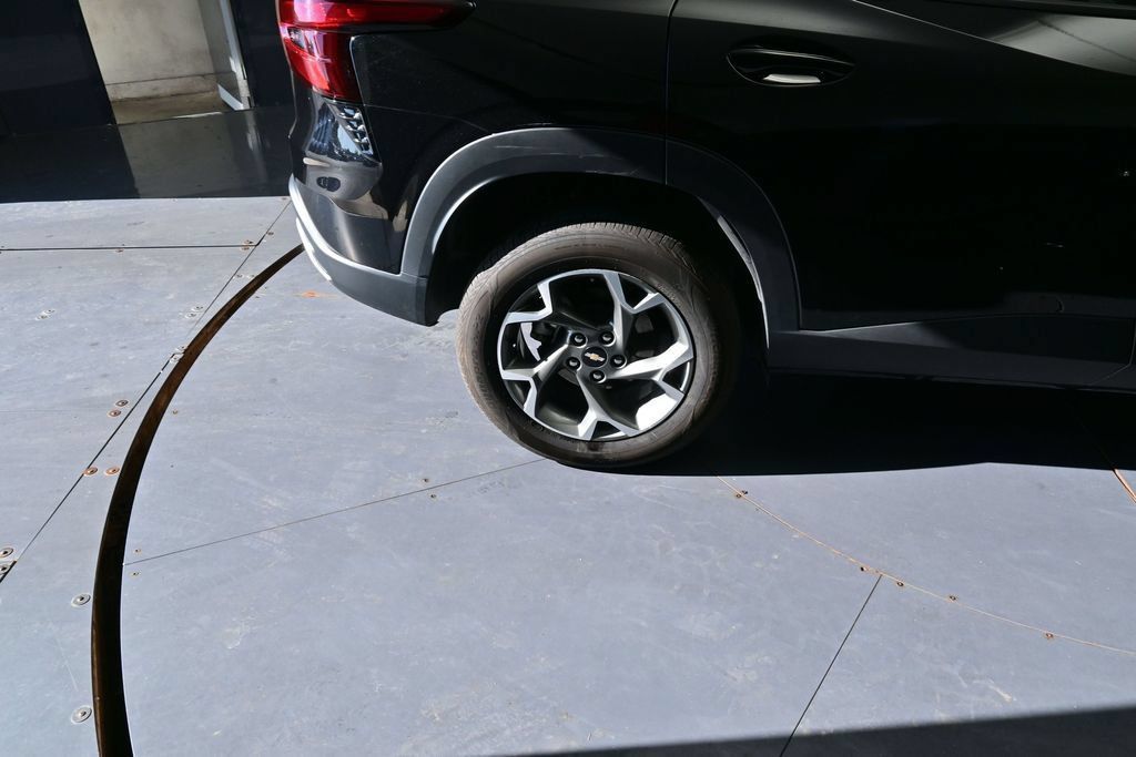 Used 2025 Chevrolet Trax LT FWD image 20