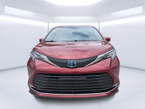 Used 2023 Toyota Sienna XLE FWD image 8