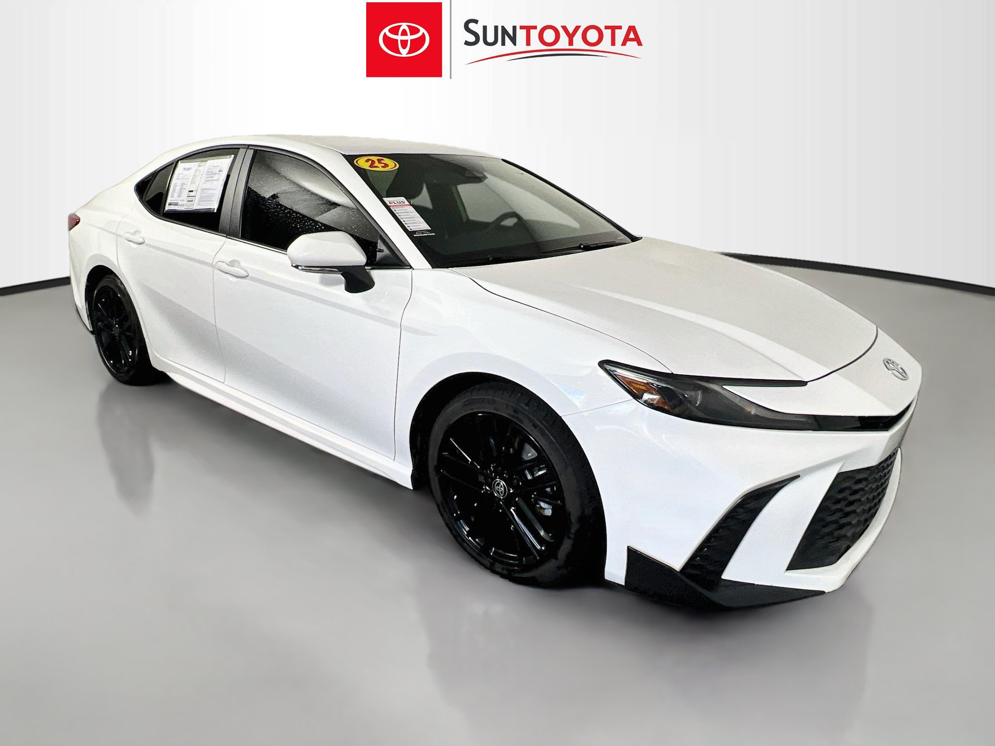 Used 2025 Toyota Camry SE w/ Convenience Package FWD image 1