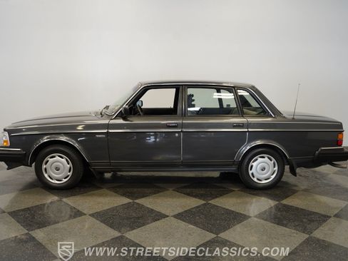Used 1988 Volvo 240 Sedan RWD image 2