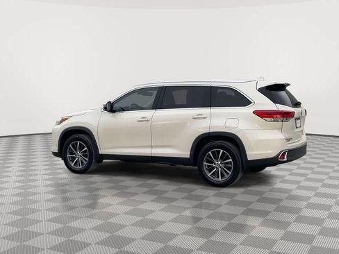 Used 2019 Toyota Highlander XLE image 6