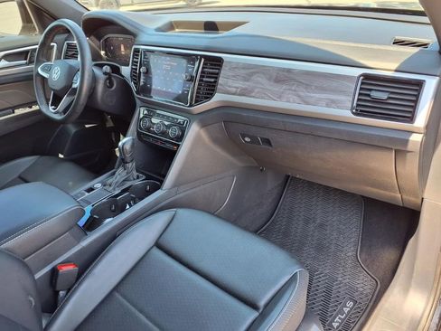 Used 2022 Volkswagen Atlas Cross Sport SE FWD image 11