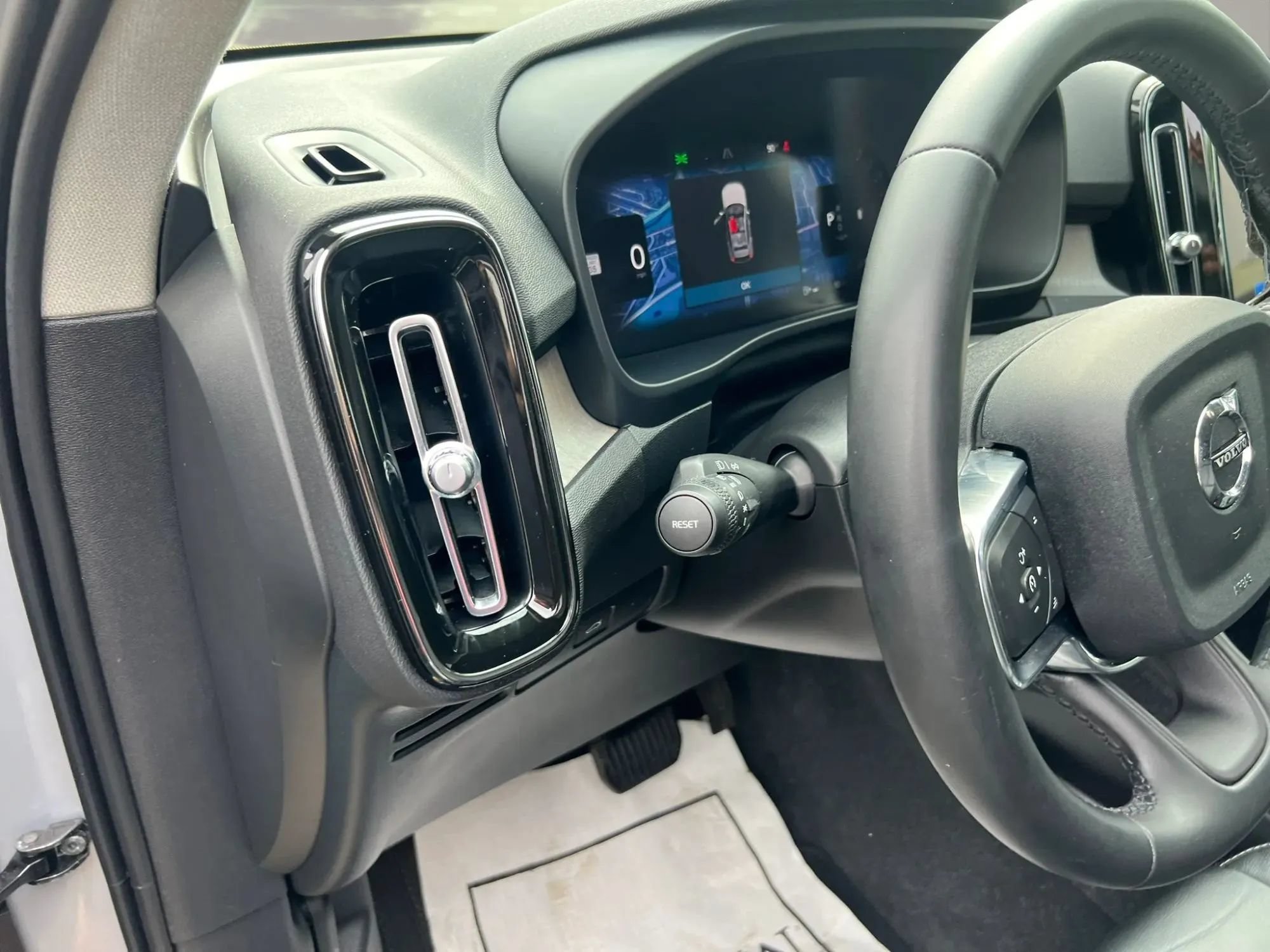 Used 2023 Volvo XC40 B4 Core FWD image 13