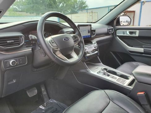 Certified 2022 Ford Explorer Limited w/ Equipment Group 301A RWD image 3