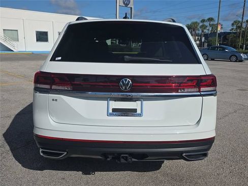 Used 2024 Volkswagen Atlas SE w/ Panoramic Sunroof Package FWD image 3