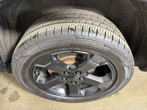 Used 2019 Jeep Grand Cherokee Laredo image 6