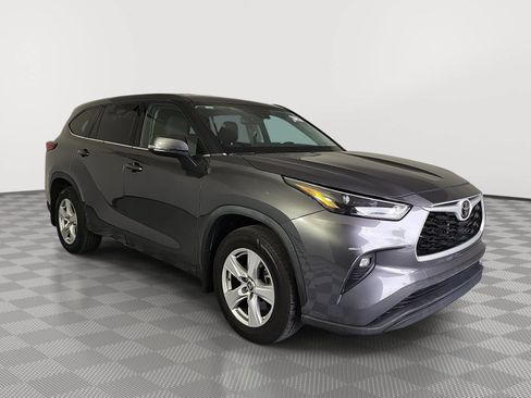 Used 2022 Toyota Highlander LE AWD/4WD image 2