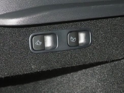 Used 2024 Tesla Model Y 2WD image 43