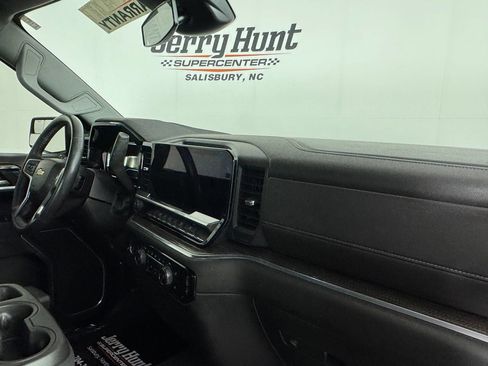 Used 2022 Chevrolet Silverado 1500 LT AWD/4WD image 37