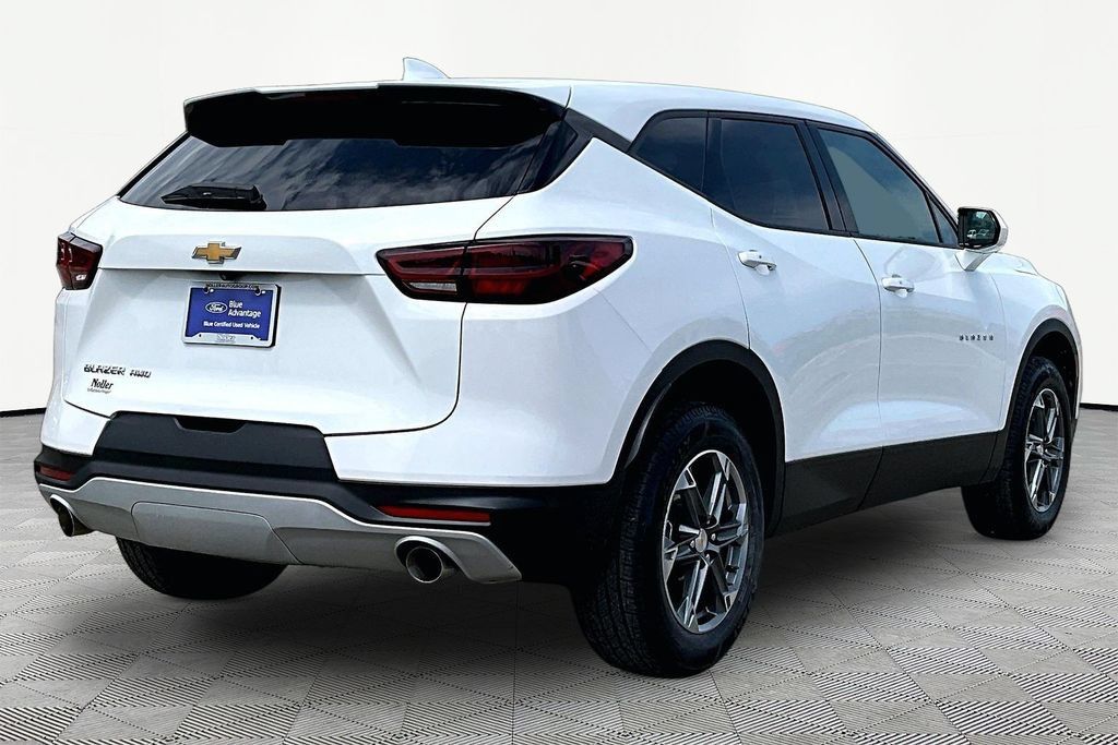 Used 2025 Chevrolet Blazer LT AWD/4WD image 2