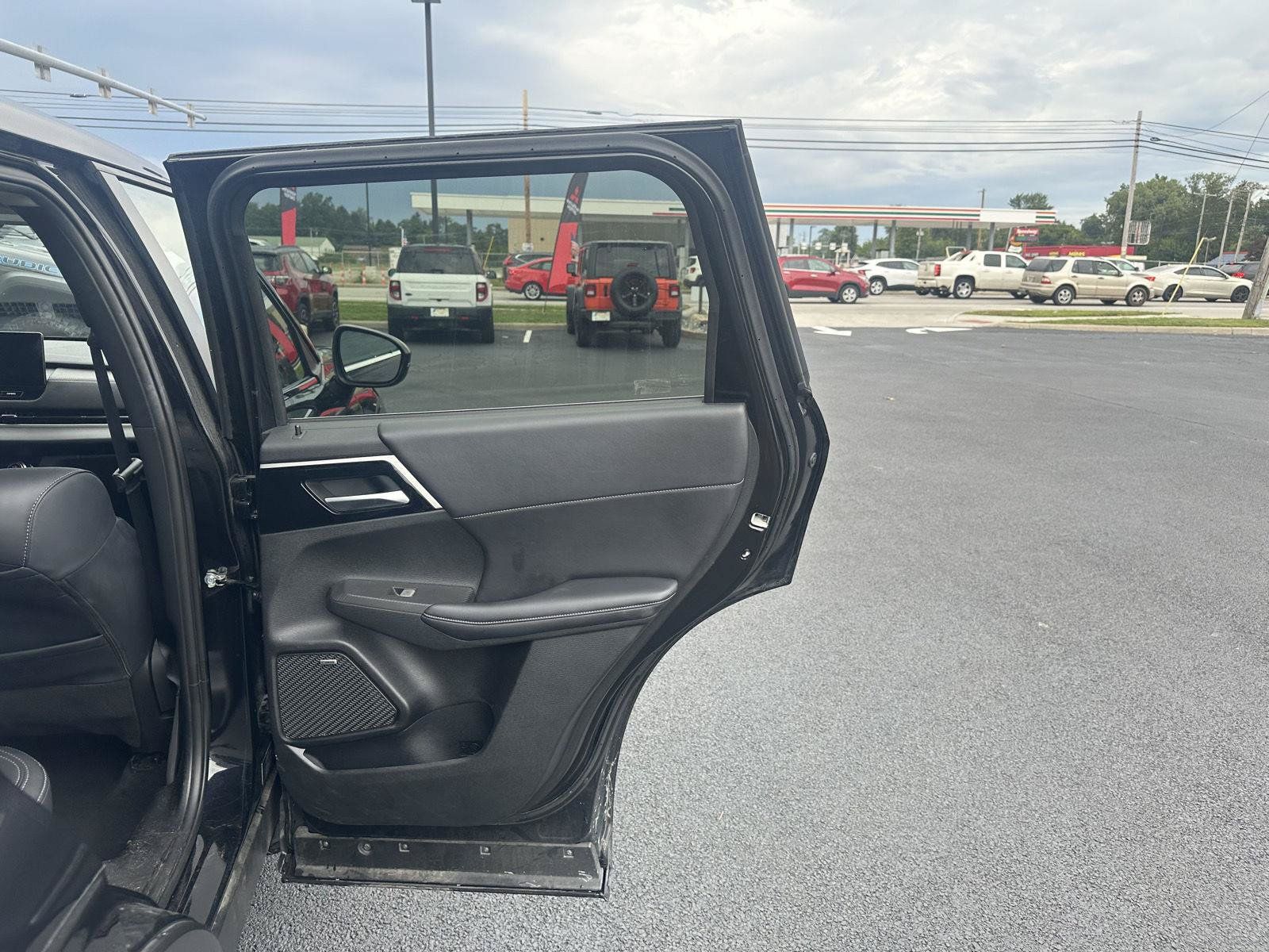 Used 2025 Mitsubishi Outlander AWD image 23