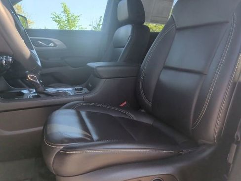 Used 2023 Chevrolet Traverse LT image 14
