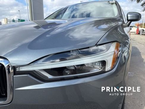 Used 2018 Volvo XC60 T6 Momentum w/ Convenience Package image 11