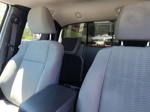 Certified 2016 Toyota Tacoma SR5 AWD/4WD image 10