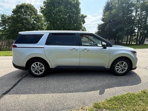 Used 2023 Kia Carnival LX FWD image 3