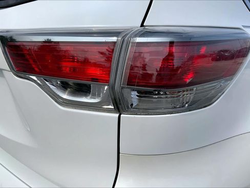 Used 2015 Toyota Highlander Plus FWD image 30