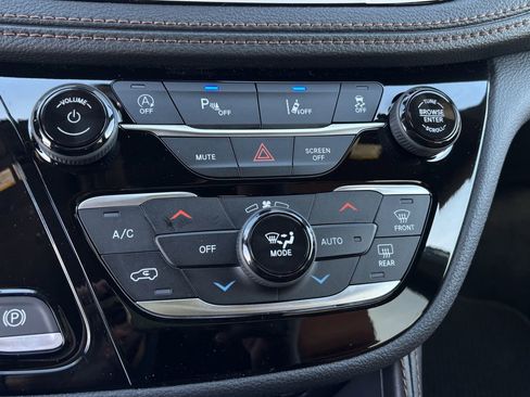 New 2026 Chrysler Pacifica Pinnacle FWD image 16