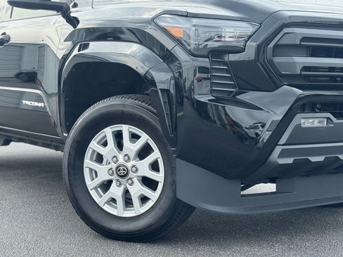 Used 2025 Toyota Tacoma SR5 image 3