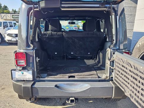 Used 2018 Jeep Wrangler Unlimited Sahara w/ Connectivity Group image 19