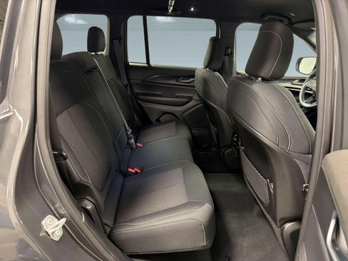 Used 2025 Jeep Grand Cherokee Laredo RWD image 31