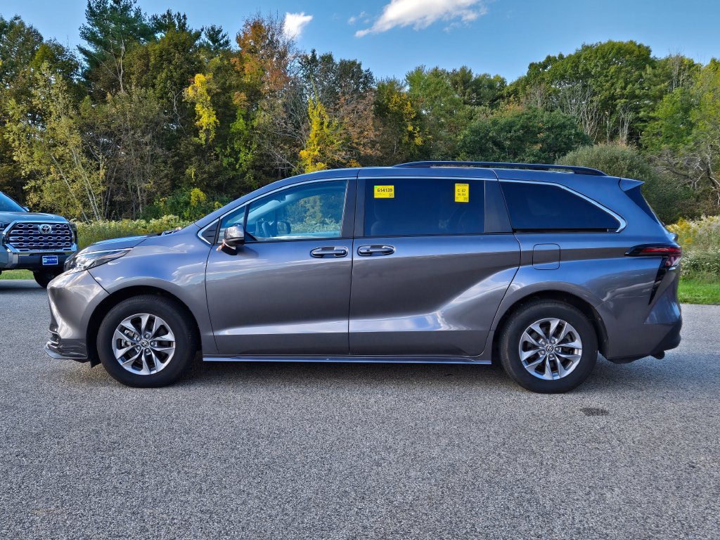 Used 2024 Toyota Sienna LE AWD/4WD image 2