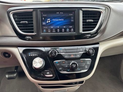 Used 2020 Chrysler Voyager Lxi FWD image 11