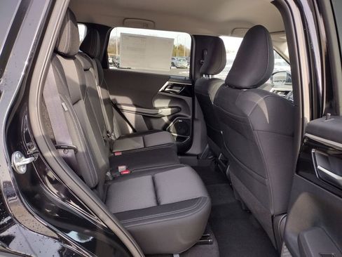 New 2026 Mitsubishi Outlander ES image 10