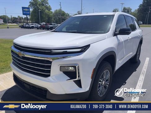Used 2024 Chevrolet Traverse LT w/ LPO, Floor Liner Package FWD image 1