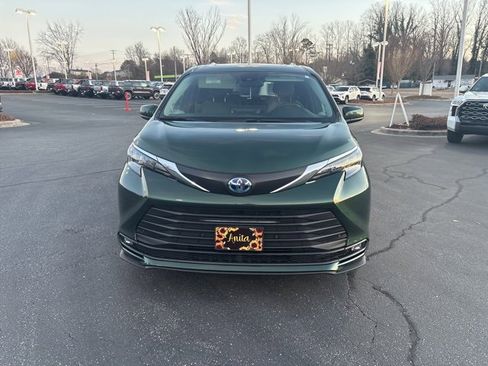 Used 2025 Toyota Sienna XLE image 2