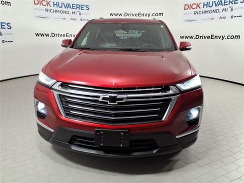 Used 2023 Chevrolet Traverse LT image 2