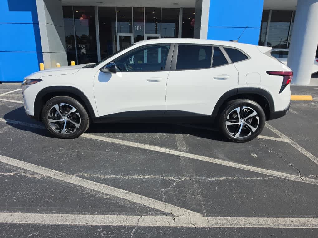 Used 2024 Chevrolet Trax RS w/ Driver Confidence Package FWD image 2