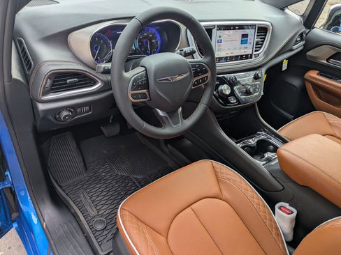 New 2026 Chrysler Pacifica Pinnacle image 9