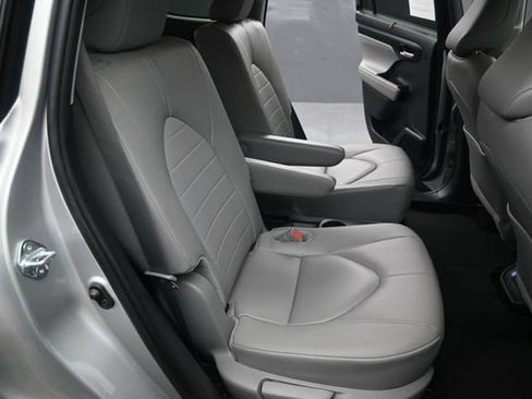 Used 2024 Toyota Highlander XLE FWD image 18