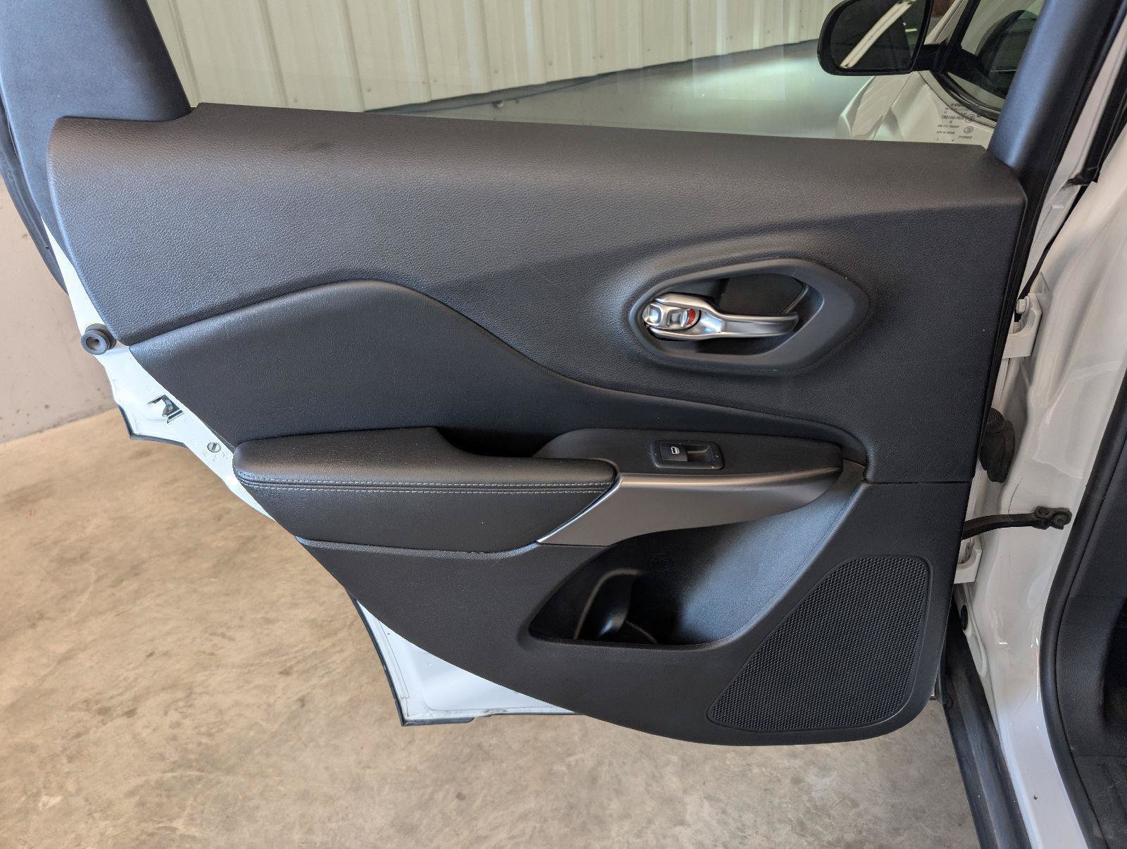 Used 2019 Jeep Cherokee Limited FWD image 39